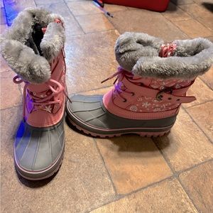 Girls size 4 snow boots only women once and she outgrew them!